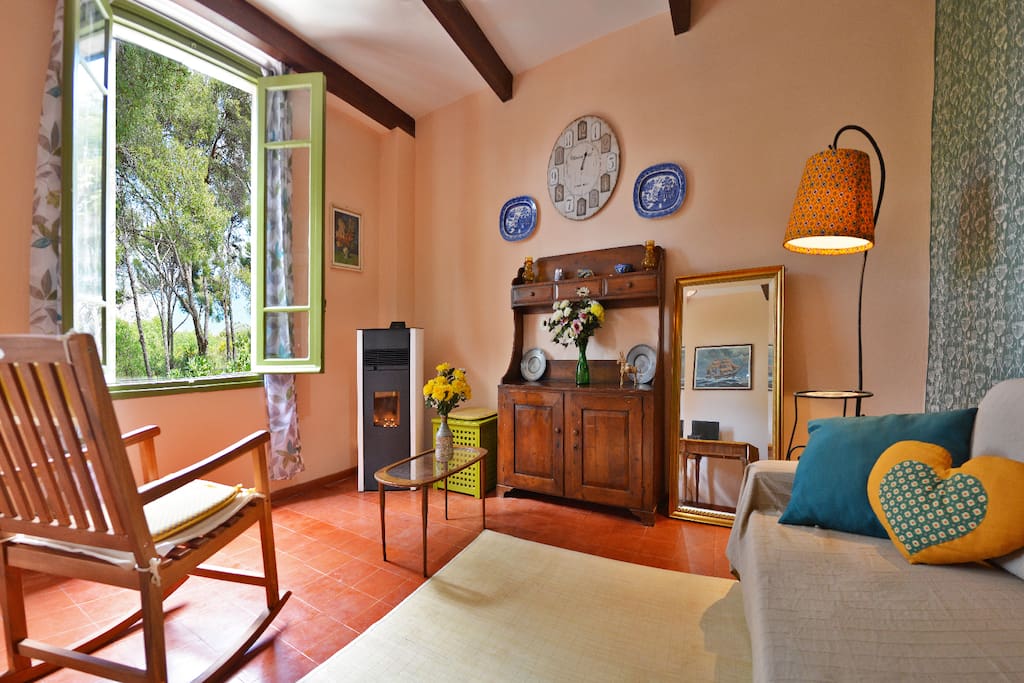 Ampia zona living per un caldo e accogliente relax, in ogni stagione.