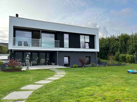 Great and practical apartment by the sea.