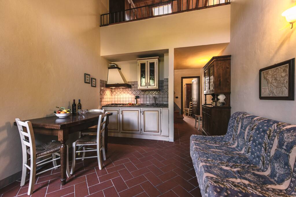 Appartamento con soppalco. Soggiorno con cucina e divano letto