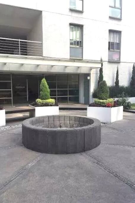 Fuente en la entrada del edificio