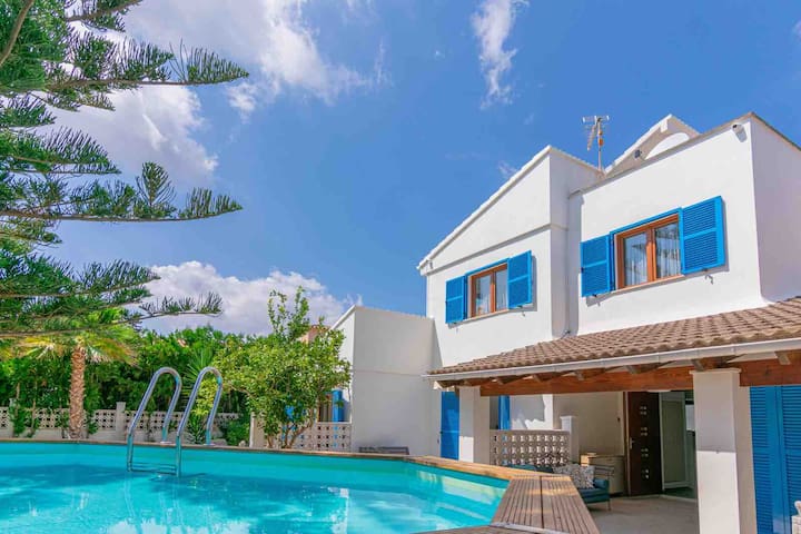 Sunny villa nearby beach, incl. airport transfer