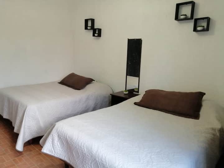 Spavaća soba 3.  Sadrži dva bračna kreveta. Ventilator s daljinskim upravljačem i TV-om.