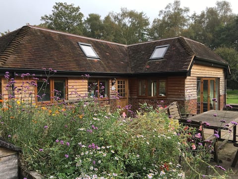 Stylish Lodge in rural setting near Guildford