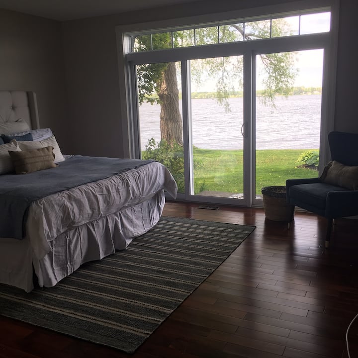 تحتوي غرفة النوم الرئيسية في الطابق السفلي مع حمام داخلي على أبواب منزلقة للاستمتاع بقهوة الصباح أو كأس من النبيذ في وقت متأخر من الليل!   هذا السرير ملكي!