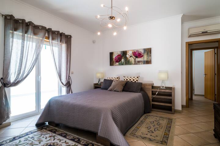 主楼层主卧套房。套内卫生间。有充足的存储空间。泳池通道