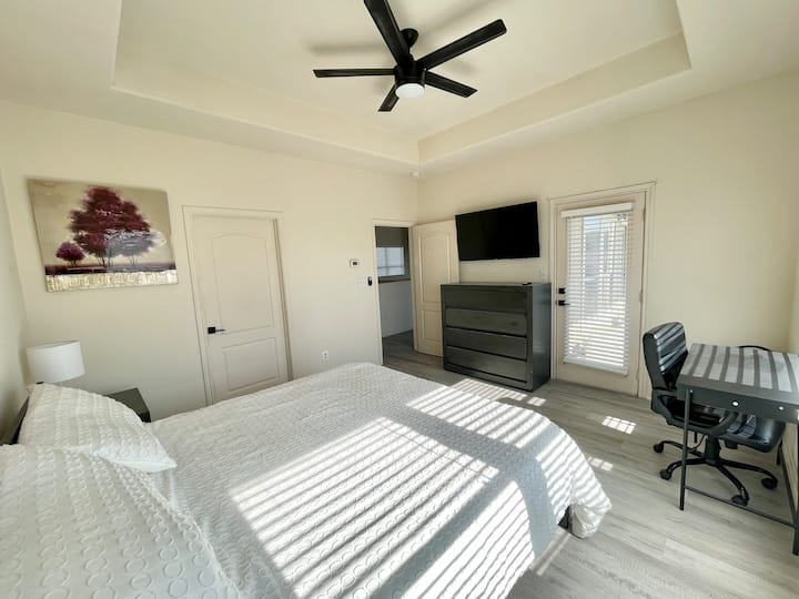 Dormitorio principal con cama tamaño king