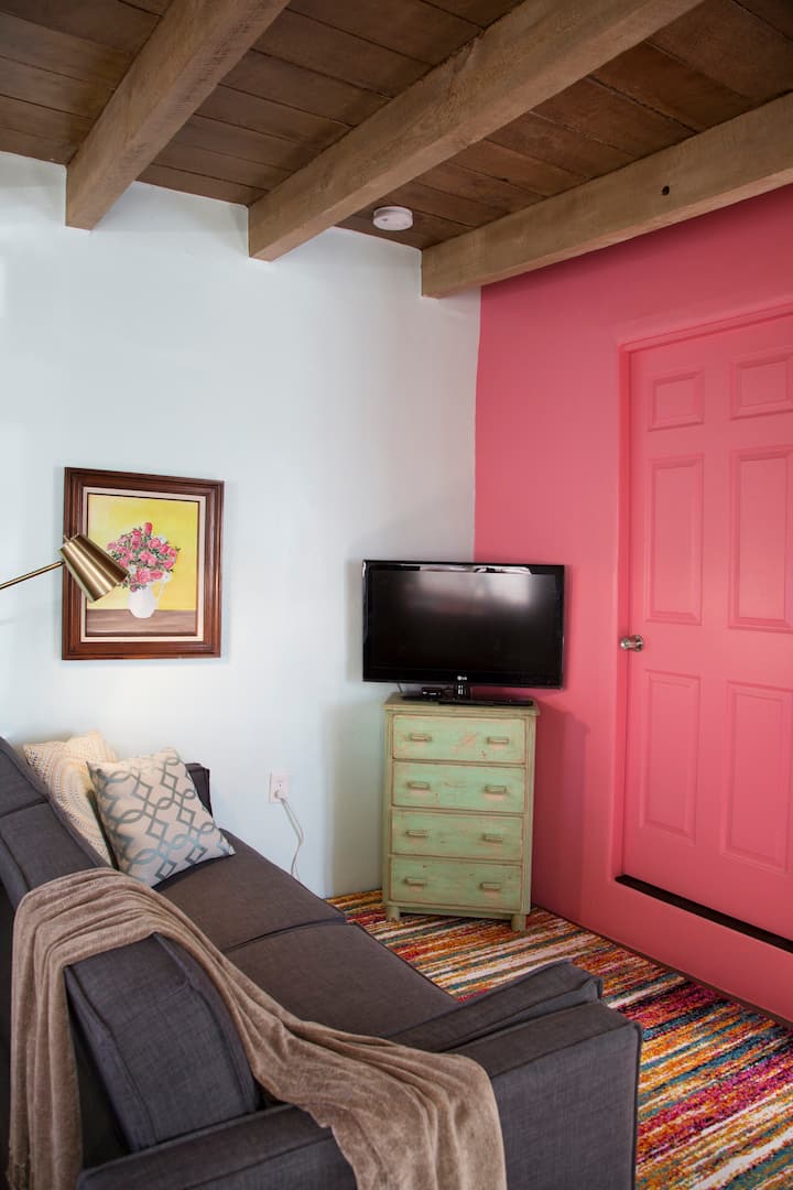 Adobe Studio Apartment, Comfy, Cozy, Great Locale - Condominiums for