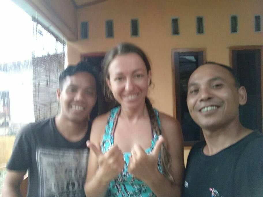 tamu kami merasa sangat senang dengan berinteraksi langsung dengan keluarga