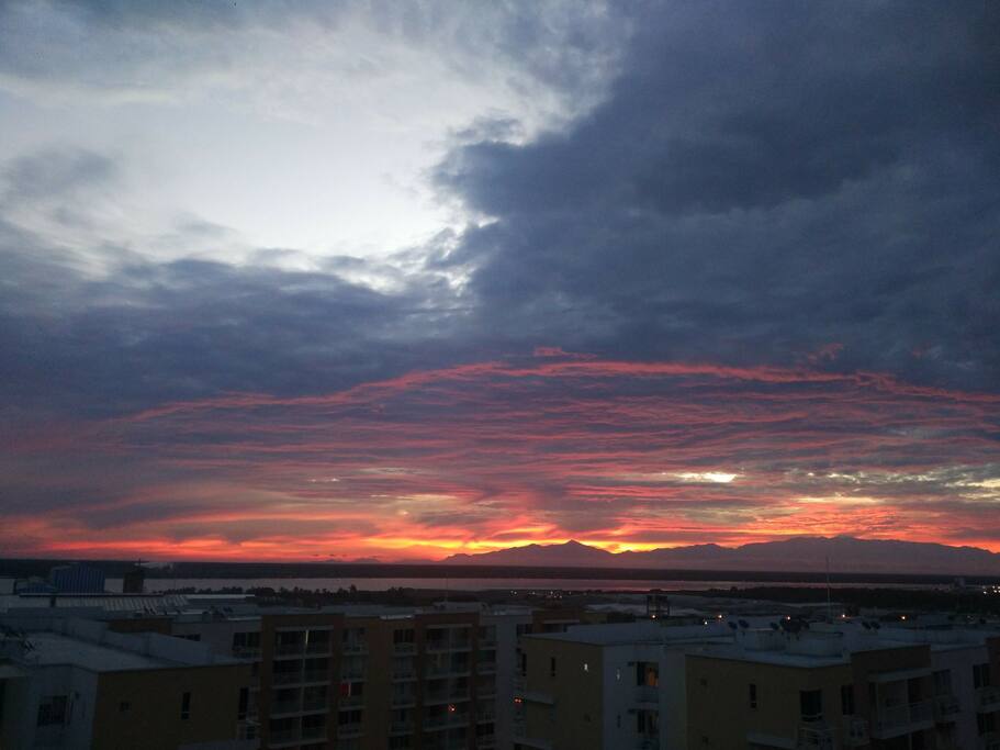 Vista del atardecer sobre el río magdalena en el balcón del apartamento.