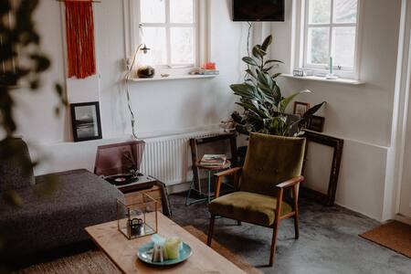 Retro huisje met veranda en tuin nabij strand