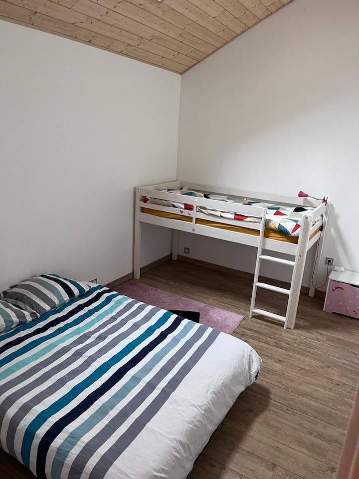 Sovrum en dubbelsäng och en enkelsäng.