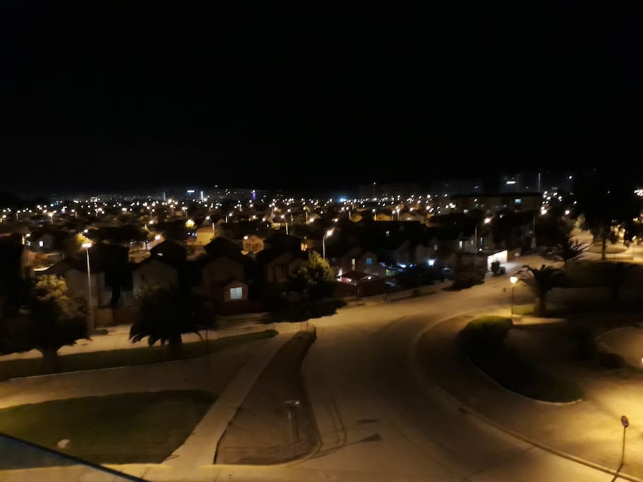 Vista nocturna desde la terraza, Faro y Coquimbo.
