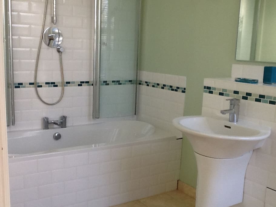 Modern ensuite bathroom