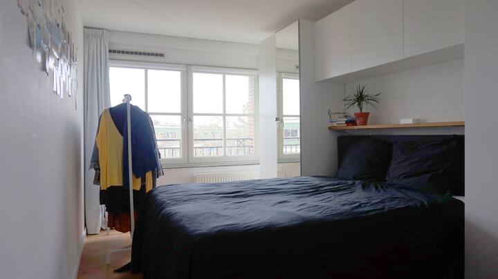 Dormitorio principal con cama doble