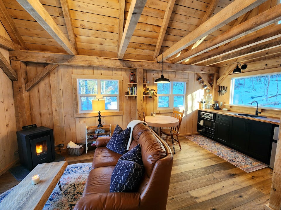 A timber-frame cabin on Atkins Lake, Bracebridge, Ontario, Canada, photo 6 of 10
