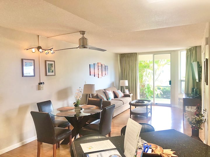 غرفة معيشة مفتوحة ومشرقة