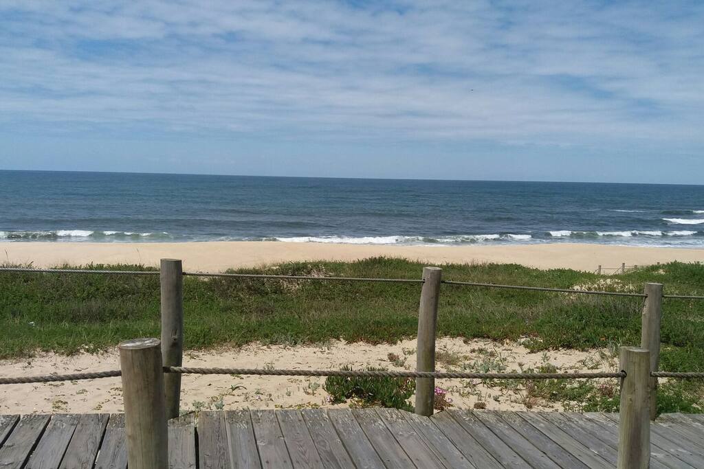 Praia a escassos metros do apartamento