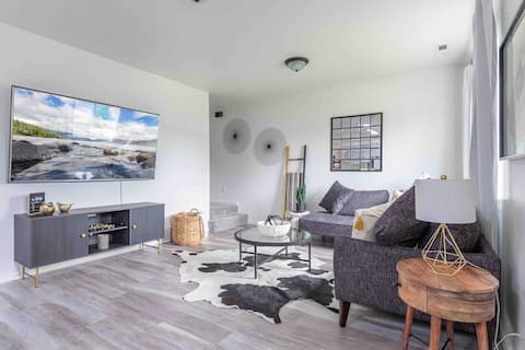 Cozy & Private 4BDR Home W/ Hot Tub
