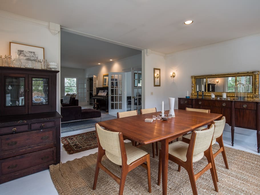 dining room connecting to living room,