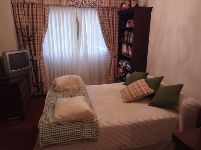 Room with private room and bathroom in the center