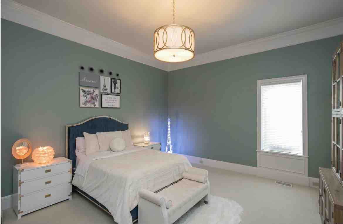 Spavaća soba s bračnim krevetom, stropom od 12'i kupaonicom koja se nalazi pored kupaonice