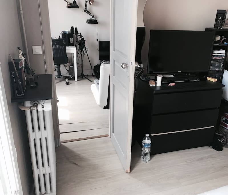 Chambre et salon avec une télé dans chaque pièce