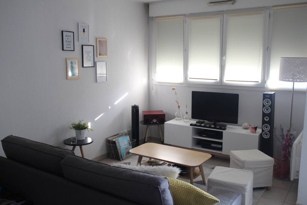 Salon avec télé, tour audio, ventilateur