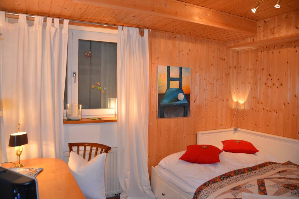 Gästezimmer inkl. Fernseher, Schreibtisch, Kommode und Kleiderständer