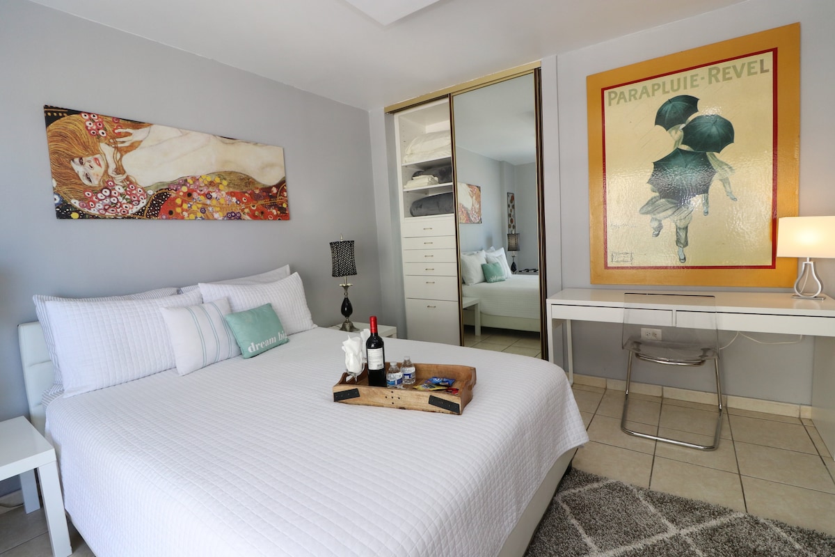 Manželská posteľ, dva odkladacie stolíky, šatníkový priestor so zásuvkami a vešiakmi, pracovný priestor