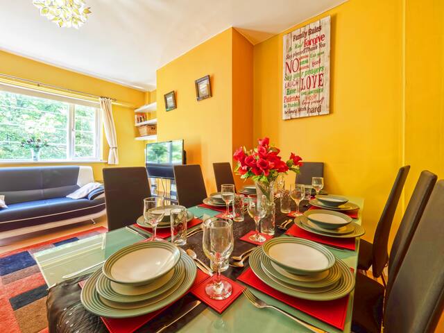 Spacious, Light & Comfy; Great Location, Sleeps 6! gallery image 4