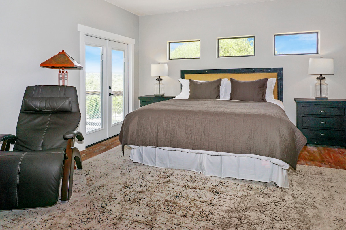 Hlavná spálňa na poschodí s pohodlnou manželskou posteľou.