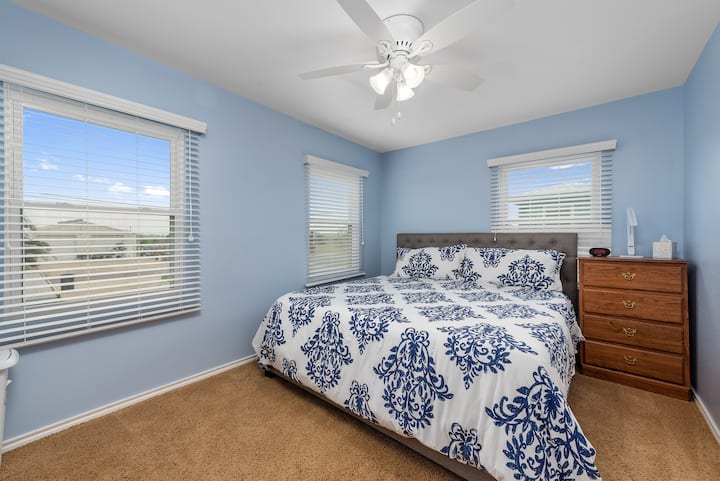 Chumba kikuu cha kulala kina kitanda cha mfalme na mwanga mwingi wakati wa mchana, pamoja na vipofu 2 vya mbao ili kukiweka nje wakati unataka kulala. Kusoma taa na saa ya kengele (zote zikiwa na bandari za USB juu yao ili kuchaji vifaa vyako) pia hutolewa.