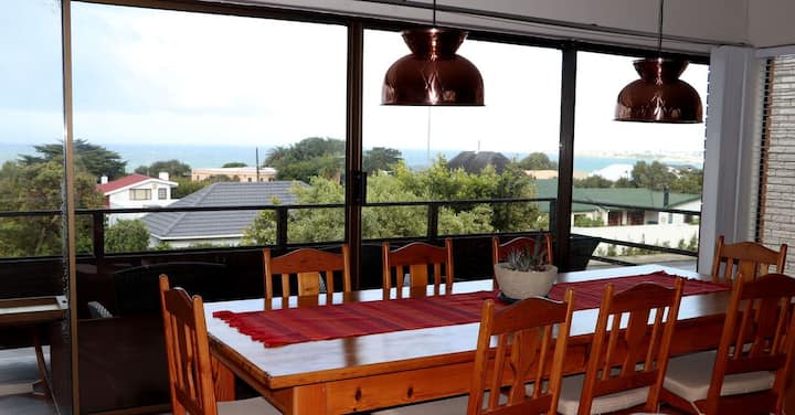 House With Beautiful Sea And Mountain Views - Hermanus