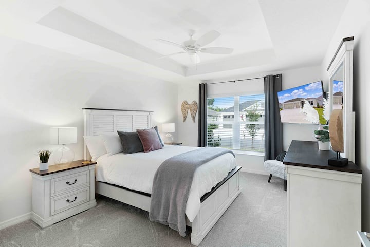 La belle chambre « rose » dispose d'un tout nouveau matelas queen size moelleux avec des draps et des oreillers de qualité hôtelière. Beaucoup de commode et de placard et une télévision connectée 55"!