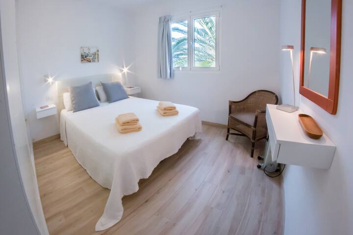 White home, New swimmning pool.
( 5min from beach)