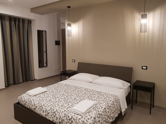 ESSENTIAL SUITE • Napoli