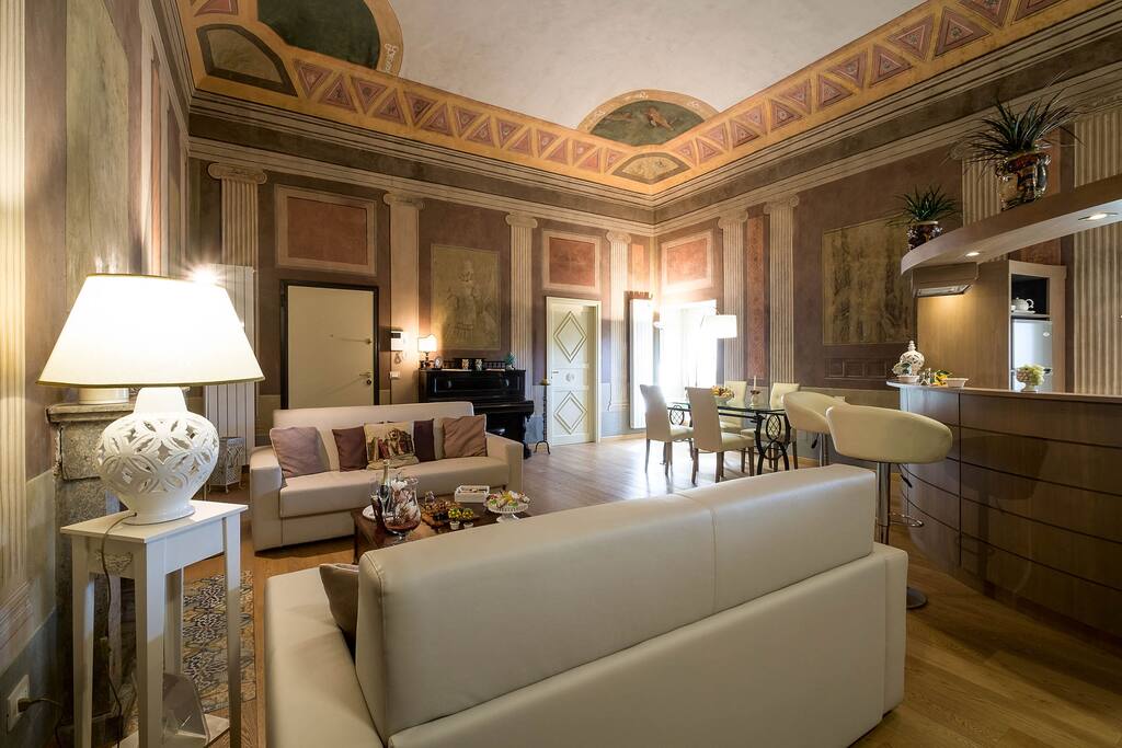 Affascinante living room con particolari di originali pareti e soffitti affrescati