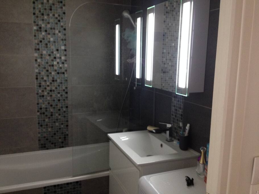 Salle de bain avec toilette séparé