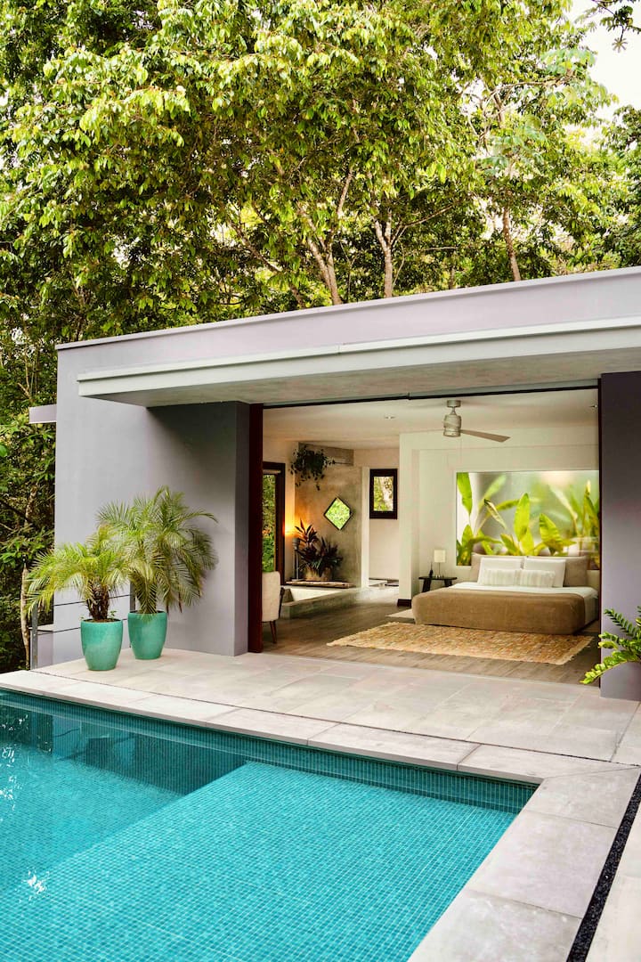 El dormitorio principal tiene acceso directo a la piscina. Puertas de pantalla y bolsillo de cristal. Blackout en todas las ventanas. Aire acondicionado solo en esta habitación (antes del 1 de noviembre de 2024)