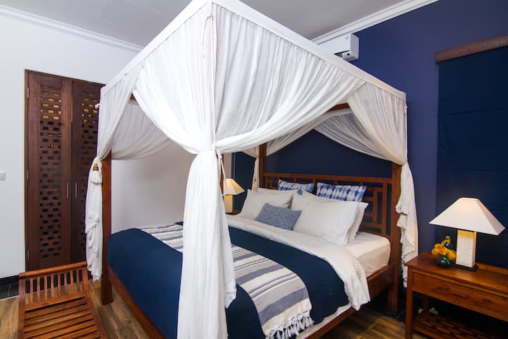 Поглед кон базен со двојна соба