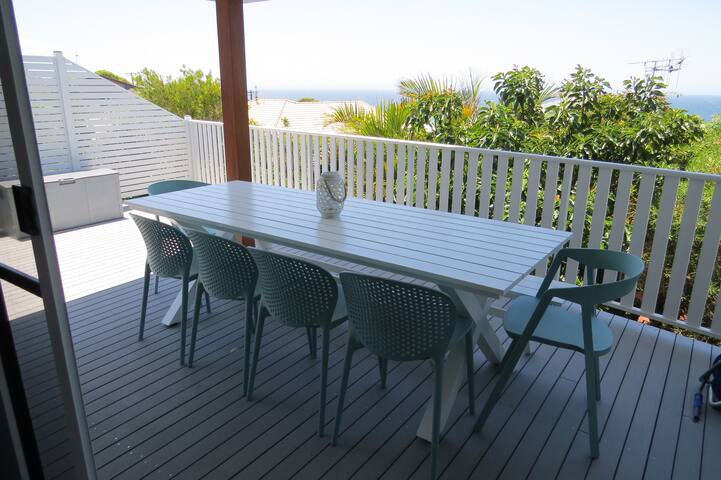 Group Friendly 4 Bed House + Ocean Views gallery image 3