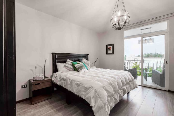 Chumba kikuu cha kulala cha 2, chenye kitanda cha ukubwa wa king, baraza la pamoja na mandhari.