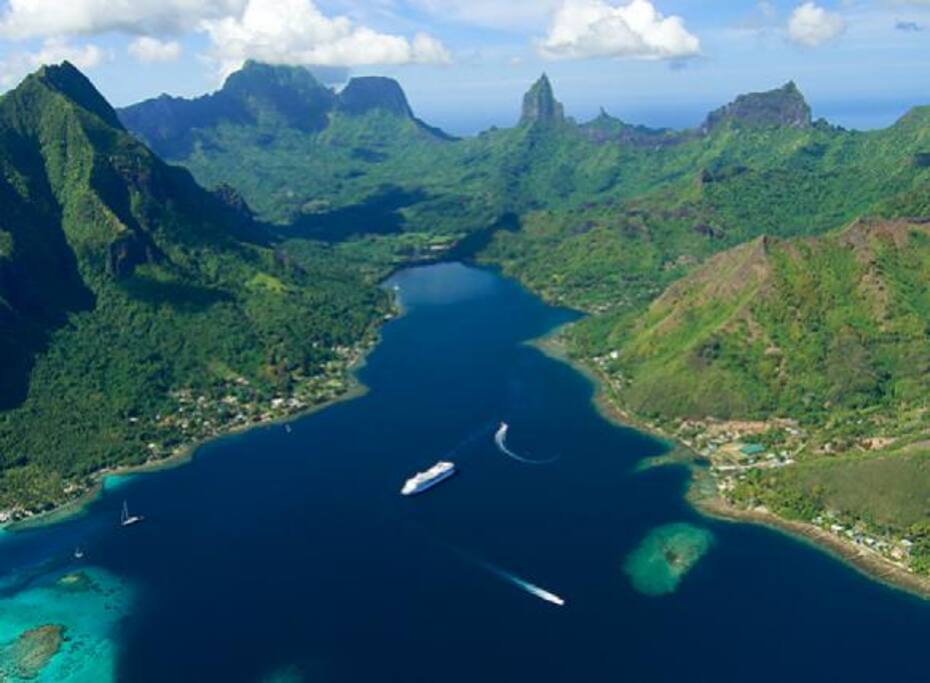 The Cook Bay (we are at the right of the big boat)