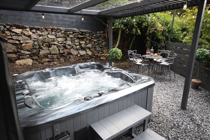 Potters Lodge detached cottage with Private HotTub