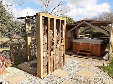 Secluded Lodge with private garden & new Hot Tub