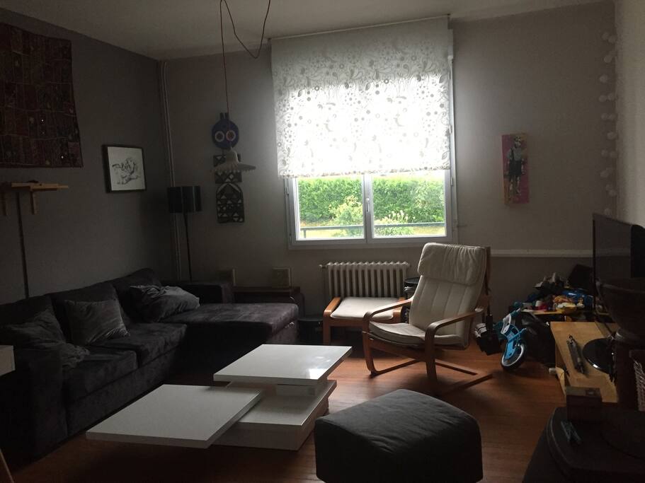 Salon confortable avec TV, table à triple plateau