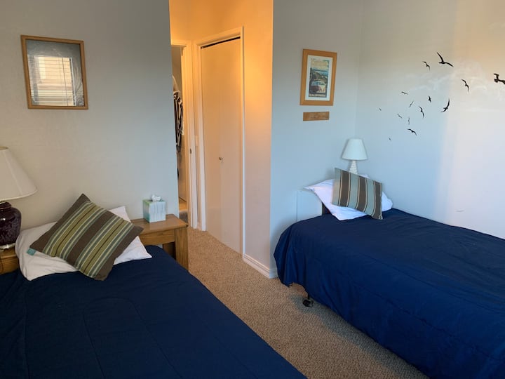 ห้องนอนผู้เข้าพักชั้นล่างพร้อมเตียงคู่ 2 หลัง