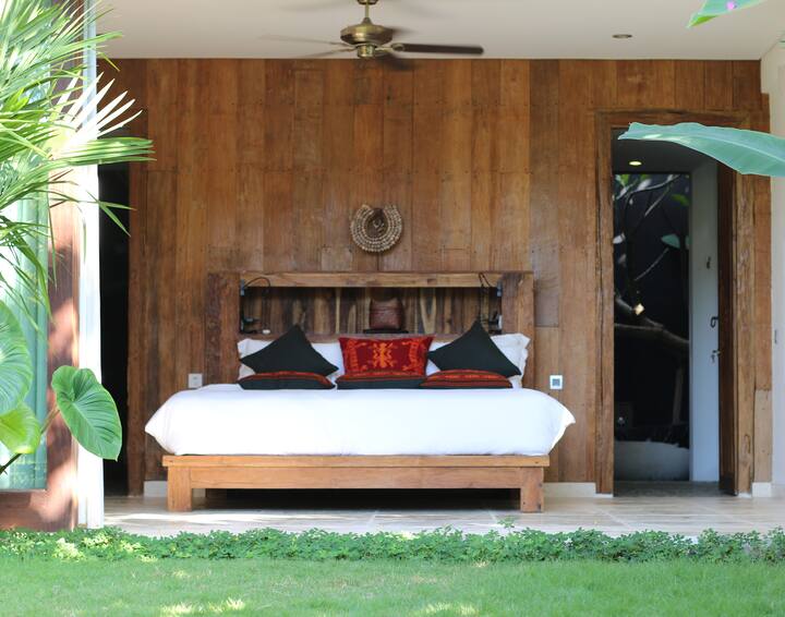 Habitación Bali: capacidad para 2 adultos y acceso directo al césped
