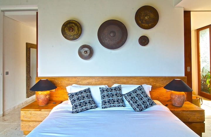 Habitación con dosel - Habitación para adultos en la planta superior con capacidad para 2 personas con balcón adicional frente a nuestro espacioso césped y piscina