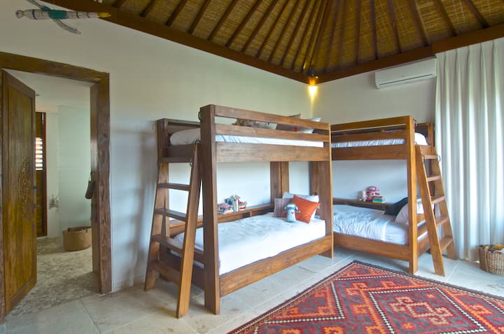 Habitación con literas: nuestra habitación infantil tiene capacidad para 4 niños y tenemos 2 colchones inflables para 2 niños adicionales:)